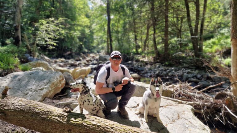 Kaya de husky met Bicky en haar baasje op hike in de Ardennen