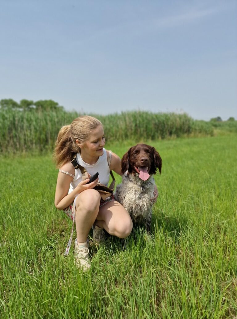 Richard de kleine münsterländer met zijn baasje in het gras