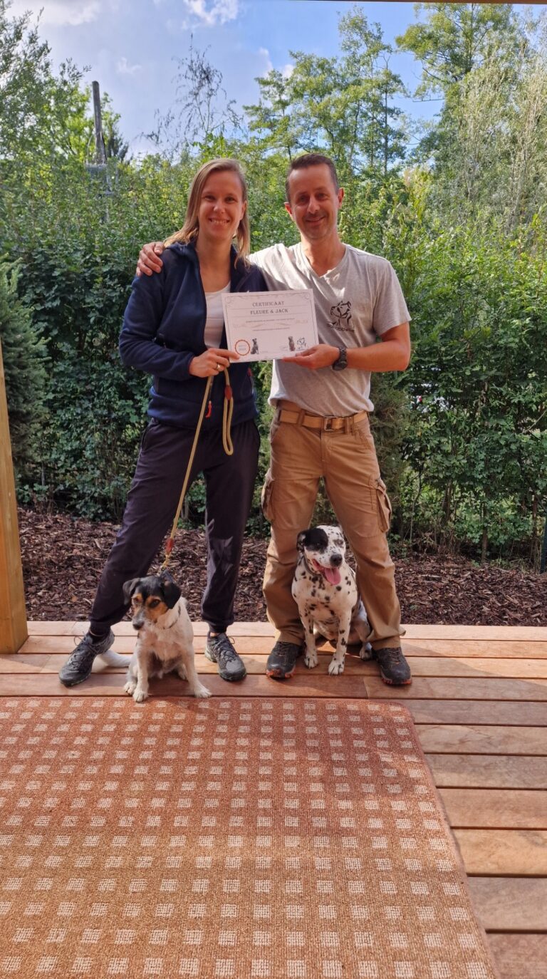 Jack de jack russell met zijn baasjes en hun certificaat na de Foundation-workshop